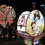 神戸港を背に練り歩きを披露する弘前ねぷた＝２９日夜、神戸市中央区東川崎町１、高浜岸壁（撮影・笠原次郎）