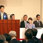 拉致被害者の早期帰国を訴えた横田拓也さん（左）＝３０日午後、東京都千代田区