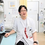 突発性難聴について説明する山本典生耳鼻咽喉科部長＝神戸市中央区港島南町２、市立医療センター中央市民病院
