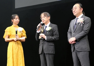 受賞の喜びを語る宮脇敦史博士（中央）と、アンバサダーを務めた山之内すずさん（左）＝神戸市中央区港島中町６、神戸ポートピアホテル