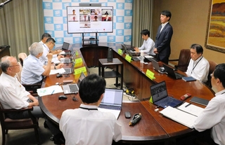 ドクターヘリの長期運航停止について、兵庫県幹部や関係自治体の幹部が対策を話し合った緊急連絡会議の様子＝１日午後、県庁