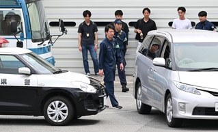 事件捜査のため、たつの署に集まった捜査員ら＝１日午前１０時３２分、たつの市龍野町富永