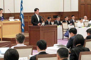 兵庫県議会定例会の本会議で、自身の給与を削減する条例改正案の提出理由などを説明する斎藤元彦知事＝２日午前、県公館