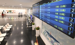 欠航情報が表示される中、がらんとした到着ロビー＝２日午後、神戸市中央区の神戸空港（撮影・斎藤雅志）