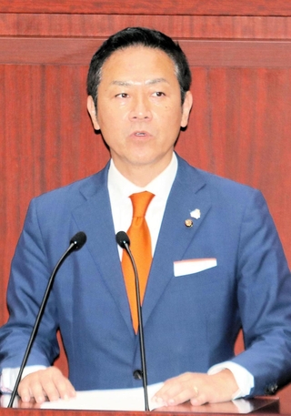 議長の退任あいさつで来春の姫路市長選に立候補する意向を示した石堂大輔市議＝姫路市安田４、市議会議場
