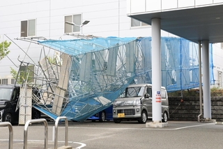 建物に組まれた足場が倒壊し、下敷きになった車＝３日午前８時４３分、神戸市西区見津が丘３（撮影・吉田敦史）