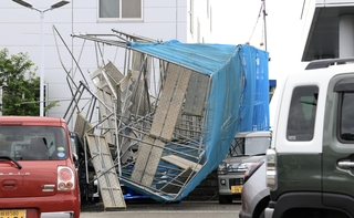 建物に組まれた足場が倒壊し、下敷きになった車＝３日午前８時４２分、神戸市西区見津が丘３（撮影・吉田敦史）