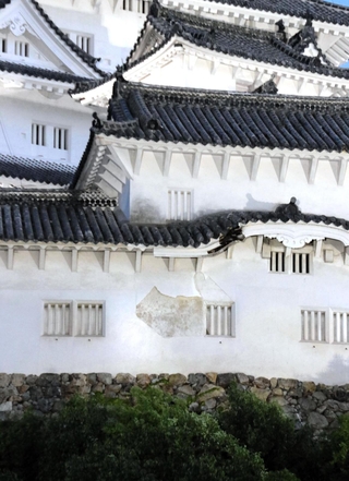 漆喰が剝がれた姫路城ホの櫓（手前）の外壁＝３日午後、姫路市本町