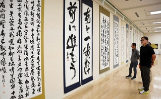 力強い大作が並ぶ「書道玄燿展」＝原田の森ギャラリー