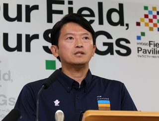 定例会見に臨む斎藤元彦知事＝３日午後、神戸市中央区（撮影・笠原次郎）