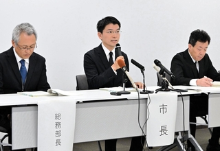 ふるさと納税寄付者の個人情報が漏えいしたことについて説明する吉平敏孝市長（中央）＝洲本市役所
