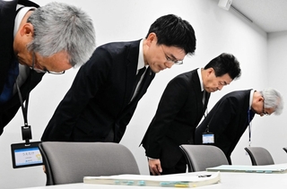 ふるさと納税寄付者の個人情報が漏えいし、記者会見で頭を下げる吉平敏孝・洲本市長（左から２人目）と市幹部＝洲本市役所