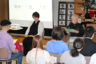 神戸空襲で亡くなった人の名前を読み上げる参加者＝６日午前、薬仙寺（撮影・大田将之）