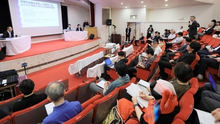 楽団の今後の在り方について意見を交わす参加者ら＝６日午後、神戸市立博物館（撮影・鈴木雅之）
