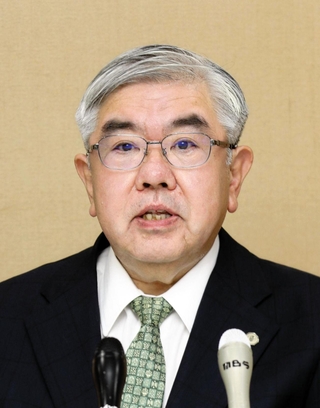会見で抱負を述べる神戸家裁の田中健治所長＝神戸市兵庫区荒田町３