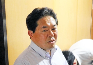 知事給与減額案に対し、会派の態度が変わった経緯を説明する兵庫県議会自民党議員団の北口寛人幹事長＝８日午後、県庁