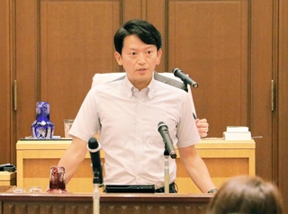 兵庫県議会定例会本会議で一般質問に答える斎藤元彦知事＝８日午前、県公館