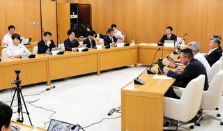 斎藤元彦知事の給与を減額する改正条例案の継続審議を決めた兵庫県議会総務常任委員会＝９日午前、県庁