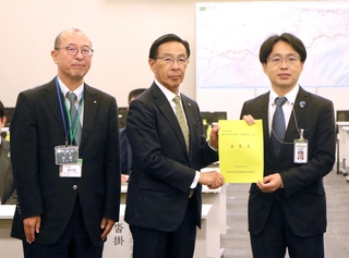 国土交通省の担当者に要望書を手渡す京都府の西脇隆俊知事（中央）と兵庫県の安達孝実技監（左）＝東京都千代田区