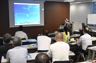 航空自衛隊の役割を語る前田浩幸さんの講演に耳を傾ける参加者ら＝東京都内