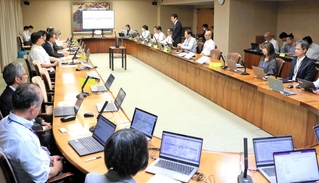 兵庫県庁舎建て替えの基本計画策定に向けて開かれた有識者検討会議の初回会合＝県庁