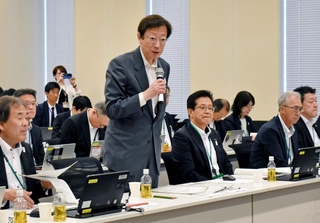 兵庫県関連の国会議員らに神戸市の現状などを説明する久元喜造市長（中央）ら＝東京・永田町