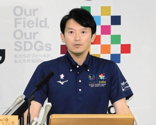 定例会見で話す兵庫県の斎藤元彦知事＝１０日午後、県庁