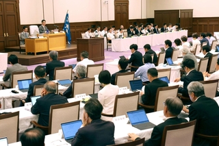 知事給与減額案を継続審議とするかどうか賛否が問われた兵庫県議会本会議＝１１日午前、神戸市中央区、県公館（撮影・長嶺麻子）