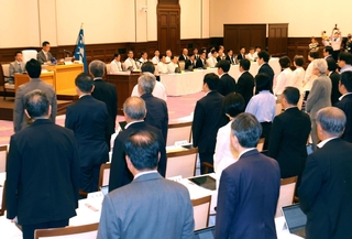 知事給与を減額する改正条例案の継続審査を決定した兵庫県議会本会議＝１１日午後、神戸市中央区、県公館（撮影・長嶺麻子）