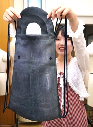 学生が考案した銅鐸型ナップサック。動物や人が描かれた文様が細部まで見て取れる＝神戸松蔭大