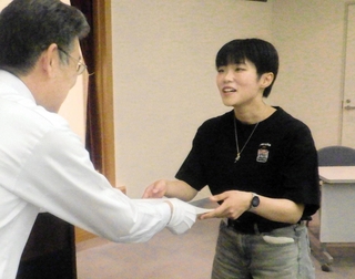 委嘱状を受け取る学生（右）＝兵庫県警本部（県警提供）