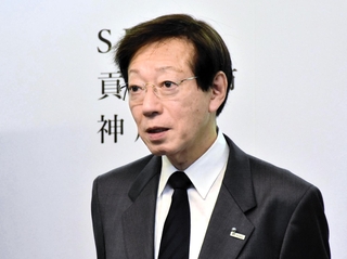 定例会見で神戸市室内管弦楽団問題について話す久元喜造市長＝１１日午後、神戸市役所
