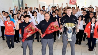 ラグビーリーグワンを初制覇し、神戸新聞社を訪れたコベルコ神戸スティーラーズの（左から）李承信選手、デイブ・レニー・ヘッドコーチ、ブロディ・レタリック選手＝１１日午後、神戸市中央区東川崎町１（撮影・鈴木雅之）