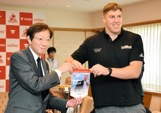 久元喜造市長にペナントを贈るコベルコ神戸スティーラーズ共同主将のブロディ・レタリック選手（右）＝神戸市役所