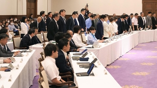 知事給与を減額する改正条例案の継続審議を賛成多数で決めた兵庫県議会本会議＝１１日午前、神戸市中央区下山手通４、県公館（撮影・丸山桃奈）
