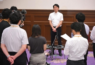 自らの給与を減額する改正条例案が継続審議となり、受け止めを述べる斎藤元彦兵庫県知事＝１１日午後、神戸市中央区、県公館（撮影・大田将之）
