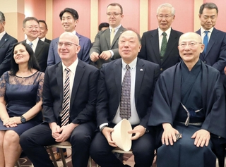 祝賀会で記念写真に納まる、コソボ共和国のサブリ・キチマリ大使（前列左から２人目）と簑原俊洋名誉領事（同３人目）＝神戸市中央区北野町１、ホテル北野プラザ六甲荘