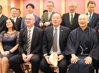 祝賀会で記念写真に納まる、コソボ共和国のサブリ・キチマリ大使（前列左から２人目）と簑原俊洋名誉領事（同３人目）＝神戸市中央区北野町１、ホテル北野プラザ六甲荘