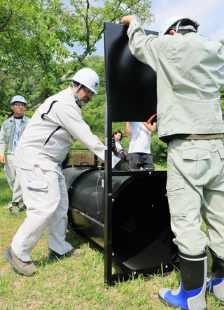 捕獲用のわなの設置場所付近で動作確認をする職員ら＝１３日午後、神戸市北区道場町（撮影・鈴木雅之）