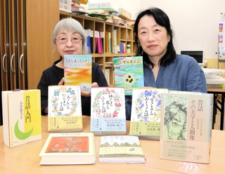 小澤俊夫さんから多くを学び、昔話として語られてきた言葉を大切に編さん作業を続けてきた今西茂子さん（左）と小山三智子さん＝丹波篠山市魚屋町