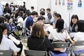 ２１大学が出典した個別ブースで、各大学の特徴や入試制度を聞く参加者＝神戸市中央区浜辺通５、神戸サンボーホール