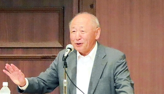 日本の安全保障について講演する、元自衛隊統合幕僚長の河野克俊さん＝神戸市中央区波止場町、神戸メリケンパークオリエンタルホテル