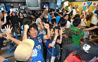 鎌田の同点弾に沸くサポーターたち＝１５日午前、神戸市中央区中山手通１、ＤＦｅｎｃｅ（撮影・大田将之）