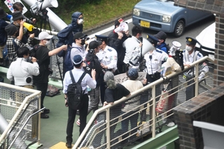 歩道橋で抗議する人たち＝４月、神戸市中央区下山手通４
