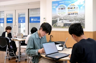 「ＴＡＫＵＭＡ　Ｂｅａｒ-Ｌｏｕｎｇｅ」の愛称がついた海事科学研究科の学生フリールーム＝神戸大学深江キャンパス