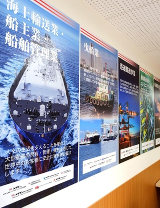 食堂内には日本郵船のインフォメーションボードが設置されいている＝神戸大学深江キャンパス