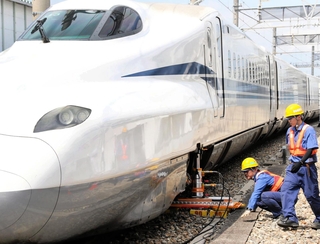 油圧ジャッキなどを使って新幹線の車両を持ち上げる訓練を行う作業員ら＝大阪府摂津市安威川南町