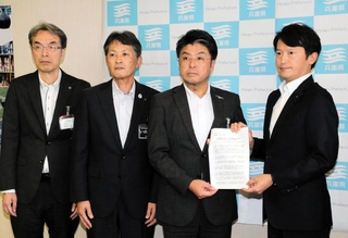 兵庫県の斎藤元彦知事（右端）に要望書を手渡し、ドクターヘリの安定運航を求める豊岡市の門間雄司市長（右から２人目）＝県庁