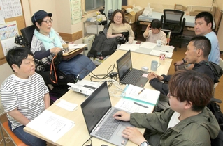 集会の内容を議論する知的障害や身体障害の当事者たち＝神戸市兵庫区中道通６