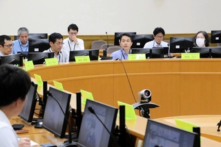 ドクターヘリの安定運航やカバー対策について話し合った会議＝１７日午後、神戸市中央区、兵庫県災害対策センター